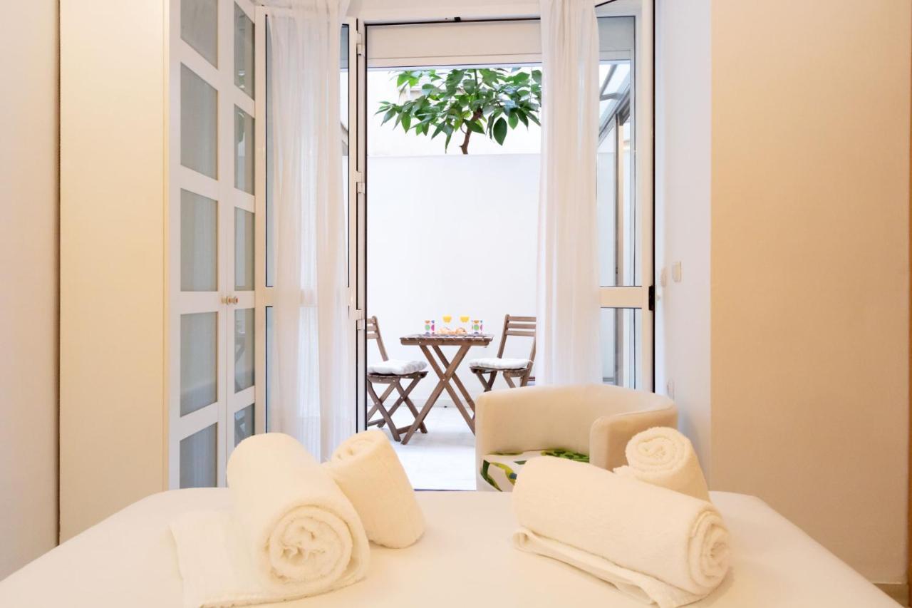 Goles Courtyard With Parking By Valcambre Apartment Seville Exterior photo