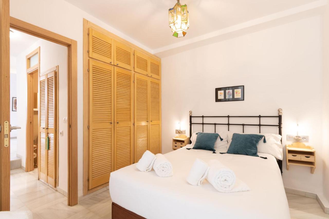 Goles Courtyard With Parking By Valcambre Apartment Seville Exterior photo